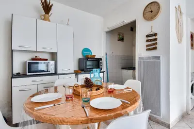Cuisine ou kitchenette dans l'établissement 100m de la plage des Mouettes, appartement pour 4