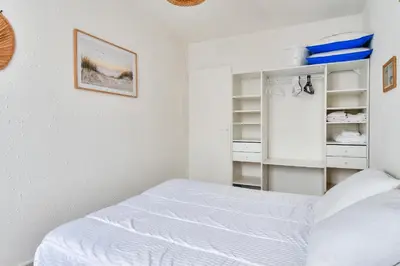 Un ou plusieurs lits dans un hébergement de l'établissement 100m de la plage des Mouettes, appartement pour 4