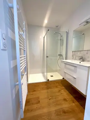 Salle de bains dans l'établissement Charmant studio Pornicais