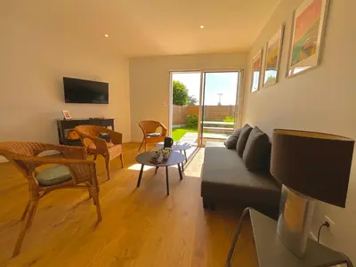 Télévision ou salle de divertissement dans l'établissement Charmant studio Pornicais