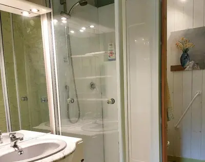 Salle de bains dans l'établissement Moulin de Frely