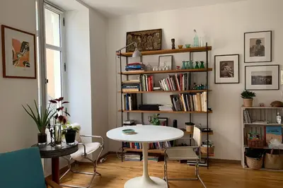 Bibliothèque dans l'appartement