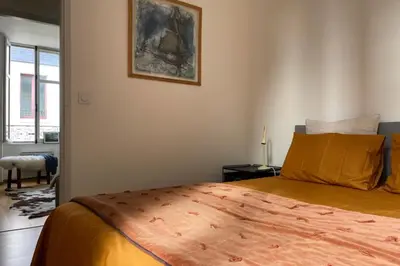 Un ou plusieurs lits dans un hébergement de l'établissement Charmant appartement lumineux