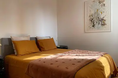 Un ou plusieurs lits dans un hébergement de l'établissement Charmant appartement lumineux