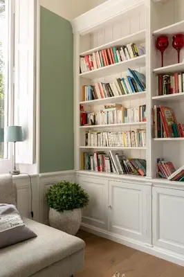 Bibliothèque dans la villa