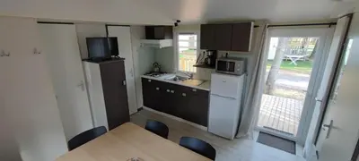 Cuisine ou kitchenette dans l'établissement Havre de paix dans un charmant campings