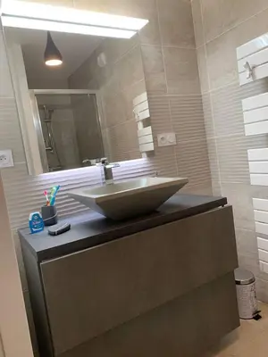 Salle de bains dans l'établissement Appartement T2 de standing face mer Pornic