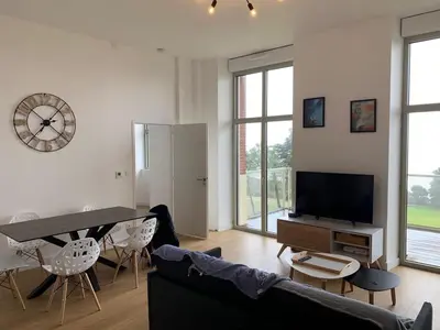 Télévision ou salle de divertissement dans l'établissement Appartement T2 de standing face mer Pornic