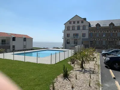 Piscine de l'établissement Appartement T2 de standing face mer Pornic ou située à proximité