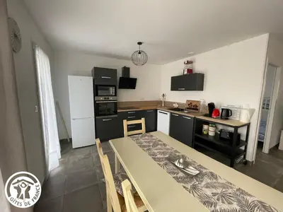 Cuisine ou kitchenette dans l'établissement Maison PMR avec Jardin, 8 km de St-Gilles-Croix-de-Vie, 3 Chambres, Wifi et Vélos - FR-1-426-540