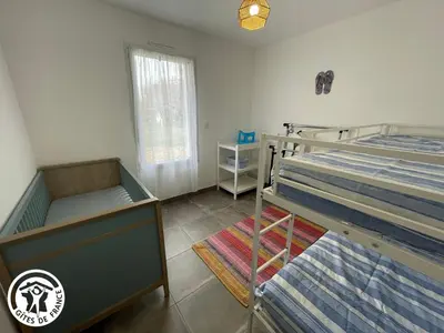 Un ou plusieurs lits dans un hébergement de l'établissement Maison PMR avec Jardin, 8 km de St-Gilles-Croix-de-Vie, 3 Chambres, Wifi et Vélos - FR-1-426-540