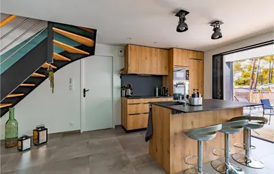 Cuisine ou kitchenette dans l'établissement Cozy Home In Stjean De Monts