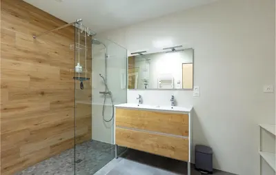 Salle de bains dans l'établissement Cozy Home In Stjean De Monts