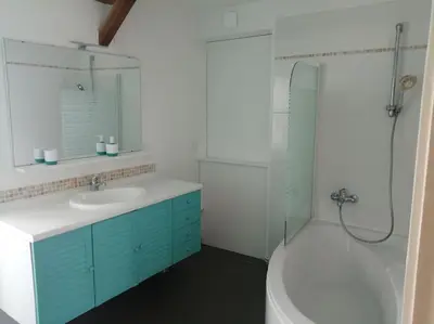 Salle de bains dans l'établissement maison pleine de charme