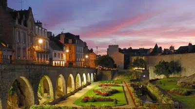 Jardin de l'établissement Logement cosy avec piscine et jacuzzi privatifs