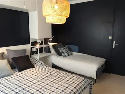 Un ou plusieurs lits dans un hébergement de l'établissement Superbe appartement moderne avec WiFi, proche plage et commerces - FR-1-323-280