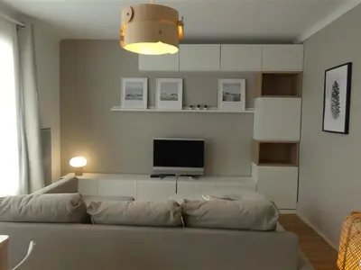Télévision ou salle de divertissement dans l'établissement Superbe appartement moderne avec WiFi, proche plage et commerces - FR-1-323-280