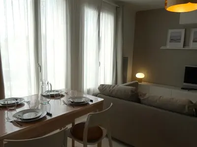 Coin salon dans l'établissement Superbe appartement moderne avec WiFi, proche plage et commerces - FR-1-323-280