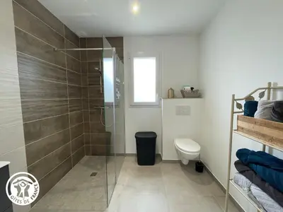 Salle de bains dans l'établissement Maison neuve en Vendée, 3 chambres, proche véloroute et océan, wifi, terrasses, tout inclus. - FR-1-426-542