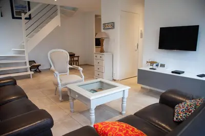 Télévision ou salle de divertissement dans l'établissement Maison de vacances bord de mer