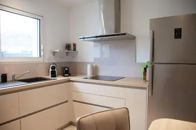 Cuisine ou kitchenette dans l'établissement Maison de vacances bord de mer