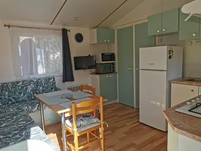 Cuisine ou kitchenette dans l'établissement Mobil Home 4 pers proche Puy du Fou et Montaigu (Vendée 85)