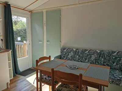 Coin salon dans l'établissement Mobil Home 4 pers proche Puy du Fou et Montaigu (Vendée 85)