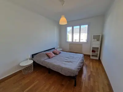 Un ou plusieurs lits dans un hébergement de l'établissement Maison 6 chambres Saint Nazaire 5 min de la mer