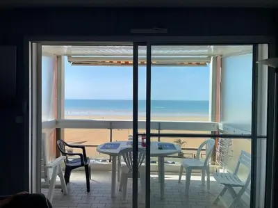 Vue générale sur la mer ou vue sur la mer prise depuis l'appartement