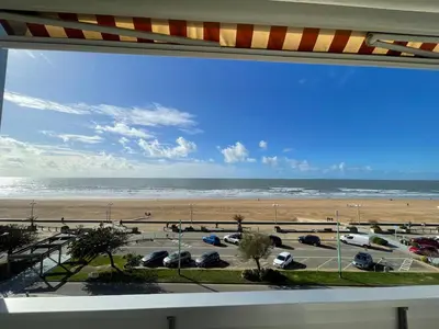 Vue générale sur la mer ou vue sur la mer prise depuis l'appartement