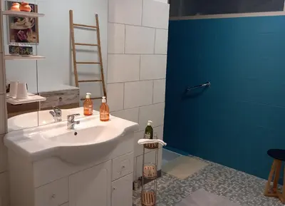 Salle de bains dans l'établissement La Gisière, Chambres d'hôtes