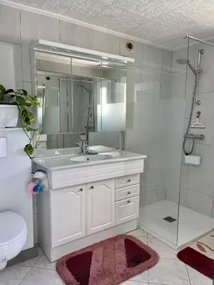 Salle de bains dans l'établissement Villa Bleu soleil