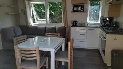 Cuisine ou kitchenette dans l'établissement MOBILHOME EN BORD DE MER sur camping 4 étoiles
