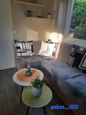 Coin salon dans l'établissement MOBILHOME EN BORD DE MER sur camping 4 étoiles
