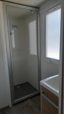 Salle de bains dans l'établissement MOBILHOME EN BORD DE MER sur camping 4 étoiles