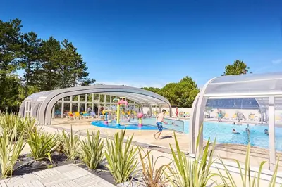 Piscine de l'établissement MOBILHOME EN BORD DE MER sur camping 4 étoiles ou située à proximité