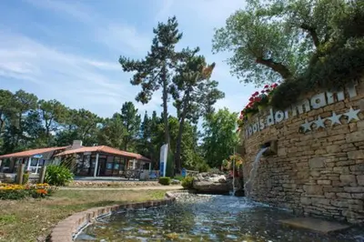 Jardin de l'établissement MOBILHOME EN BORD DE MER sur camping 4 étoiles