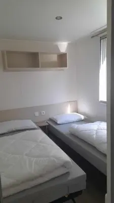 Un ou plusieurs lits dans un hébergement de l'établissement MOBILHOME EN BORD DE MER sur camping 4 étoiles