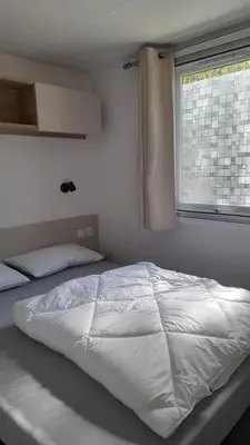 Un ou plusieurs lits dans un hébergement de l'établissement MOBILHOME EN BORD DE MER sur camping 4 étoiles