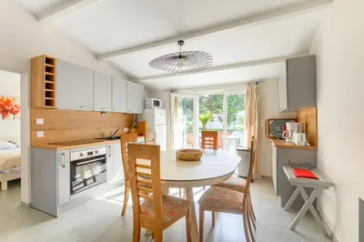Cuisine ou kitchenette dans l'établissement Maison, 150 m de la plage, la Tresson,Noirmoutier