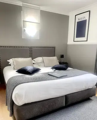 Un ou plusieurs lits dans un hébergement de l'établissement LES 15 CHENES Chambres d hôtes, parc arboré de 5000 m2 à 20KM du PUYDUFOU Une suite familiale et 3 chambres doubles