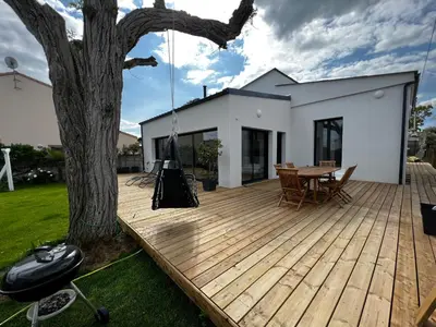 Jardin de l'établissement Villa Robinia Cormier 150 m de la plage