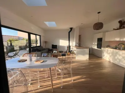 Cuisine ou kitchenette dans l'établissement Villa Robinia Cormier 150 m de la plage