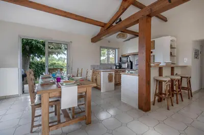 Cuisine ou kitchenette dans l'établissement Préfailles - Maison 6 Pers - 200m des plages