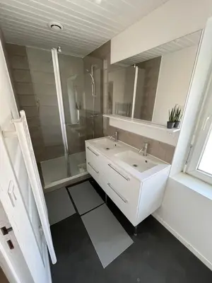 Salle de bains dans l'établissement Terre et mer