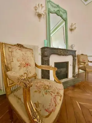 Coin salon dans l'établissement La Chambre Verte - Château de la Chauvelière