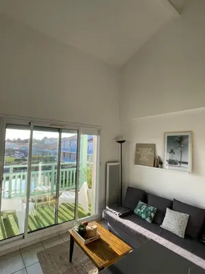 Balcon ou terrasse dans l'établissement Unappartalamer Vue Golf de Pornic et piscine