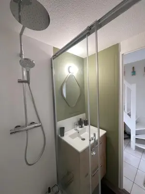 Salle de bains dans l'établissement Unappartalamer Vue Golf de Pornic et piscine