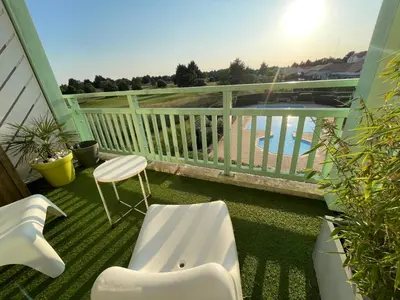Balcon ou terrasse dans l'établissement Unappartalamer Vue Golf de Pornic et piscine