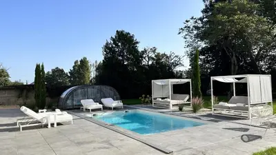 Piscine de l'établissement Château du Beugnon ou située à proximité